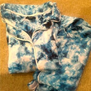 Blue Tie-Dye Vera wang X-Large pajama set. Button up short sleeve/ capri pant